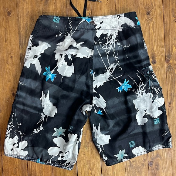 Quicksilver board shorts size 28 - Picture 2 of 6
